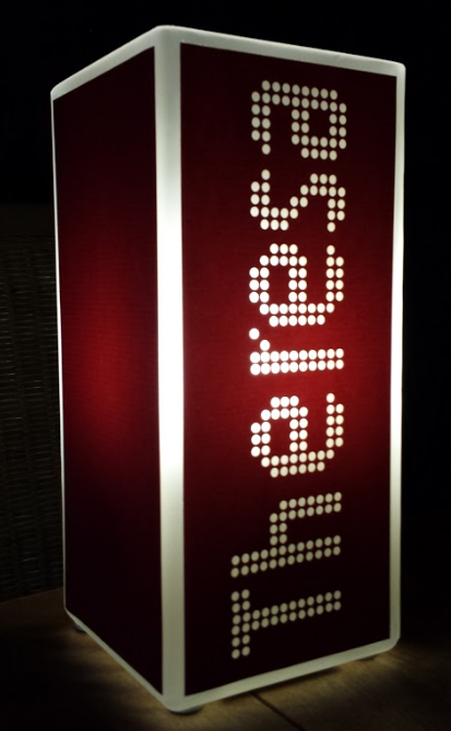 Rote Glaslampe bei Nacht