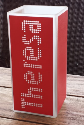 Rote Glaslampe bei Tag