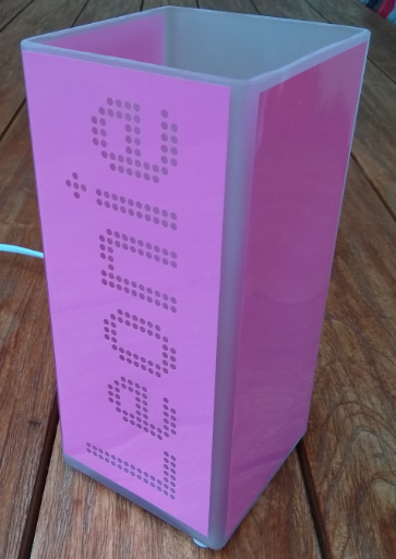 Altrosa Glaslampe bei Tag